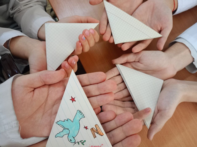 Студенты, преподаватели и сотрудники медицинского колледжа поддерживают участников СВО. 7