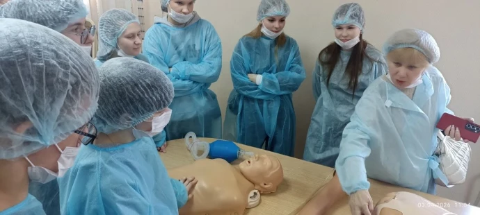 "Профессионалитет" открывает двери: омские школьники погружаются в мир медицины 2